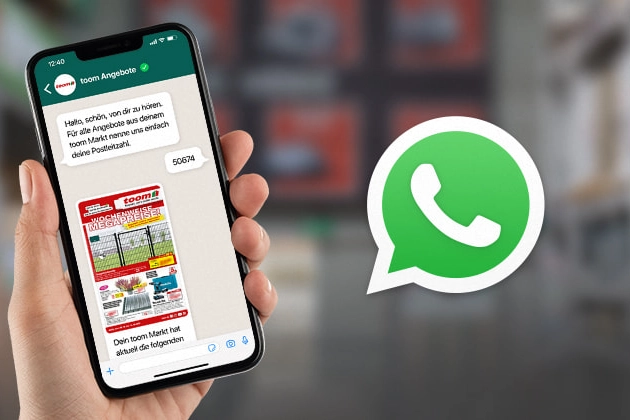 Hand hält ein Smartphone mit geöffnetem WhatsApp Chat